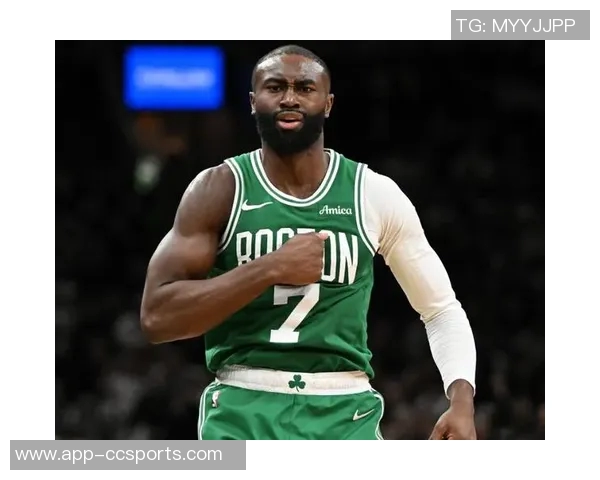 杰伦布朗半场表现平平12投仅4中贡献11分并抢下4个篮板